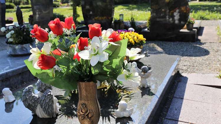 Bronzeengel und Grabstein zerstört – wie friedliche Orte im Großraum Aschaffenburg leiden Bronzeengel und Grabstein zerstört – wie friedliche Orte im Großraum Aschaffenburg leiden